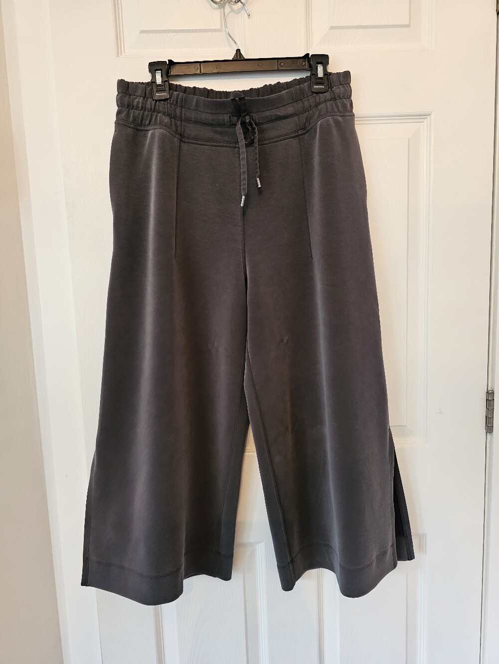 Lululemon Grey Cropped Pants. Us 10